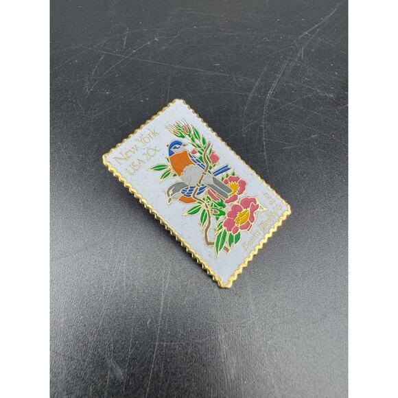 1982 Eastern Bluebird Postal Stamp Enamel Pin - Picture 2 of 6